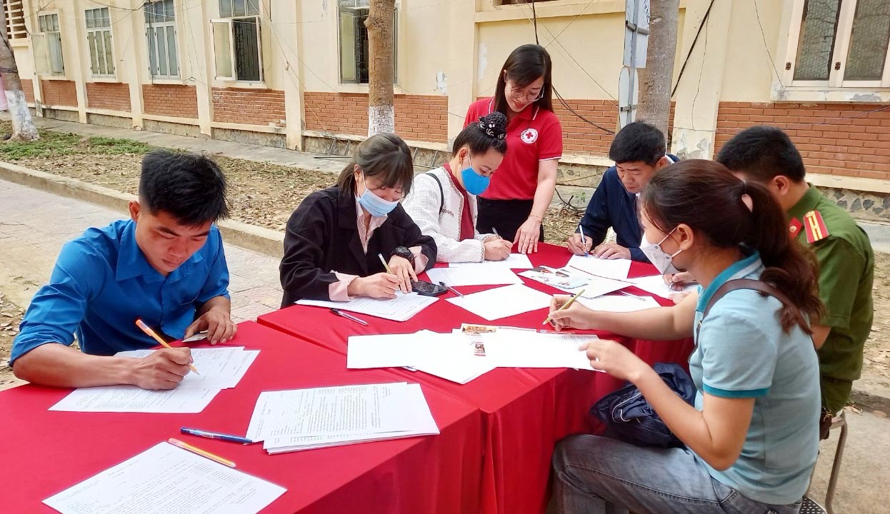Đông đảo tình nguyện viên tham gia đăng ký hiến máu.